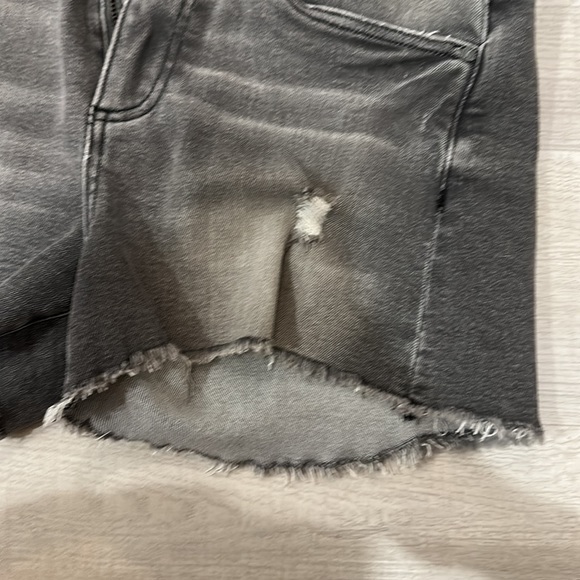 Grey denim short with frayed hem - Picture 6 of 6
